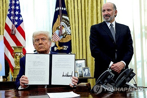 트럼프(왼쪽) 미국 대통령과 하워드 루트닉 미국 상무부 장관. [로이터=연합뉴스]